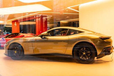 New York, ABD - 09 Ağustos 2023: Ferrari Roma 2021 supercar spor araba galerisi, yan manzara.