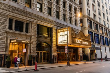 Chicago, ABD - 28 Nisan 2023: Sahne sanatları CIBC tiyatro ışığı girişi.