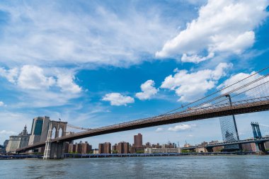 Brooklyn Köprüsü. Manhattan şehrinin gökdelen mimarisi. Manhattan, New York ve Brooklyn Köprüsü 'nden Hudson' a geçiyor. New York, Manhattan şehri. Metropolitan şehrinin gökdelen manzarası.
