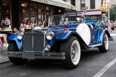 New York City, ABD - 30 Haziran 2023: Excalibur Serisi III phaeton araba ön tarafı görünümü.