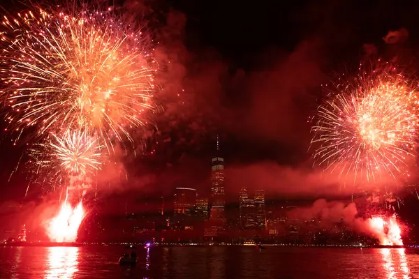 New York Manhattan havai fişekleri arifesinde. Manhattan 'da havai fişekler. New York 4 Temmuz Havai fişekleri. Flashing Fireworks ile New York City Skyline Manhattan. Bağımsızlık Günü