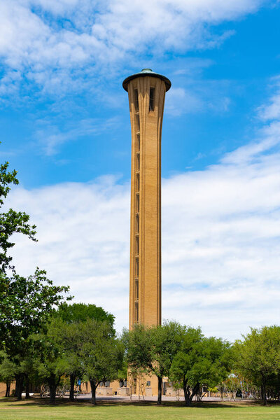 Далласская университетская башня. высокое здание в университетском городке. архитектурная башня снаружи. Башня в университетском городке Далласа на открытом воздухе. историческая достопримечательность.