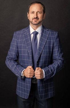 Yetişkin iş adamı siyah arka planda izole edilmiş. Stüdyoda iş adamı. İş adamı ceket ve kravat giyer. Takım elbiseli iş adamının fotoğrafı..