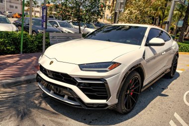 Miami Beach, Florida ABD - 14 Nisan 2021: beyaz Lamborghini Urus Sedan, ön manzara. spor geçişi.
