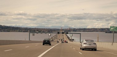 Seattle, Washington, ABD - 2 Nisan 2021: Güzel şehir manzaralı ve tepeli otoyol.