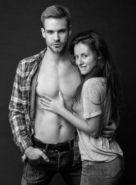 Siyah arka planda aşık seksi bir çift. Genç insanlar. Erkek ve kadın kucaklaşır. Kız ve erkek birlikte. Birliktelik. Romantik ilişki kavramı. moda ve güzellik.