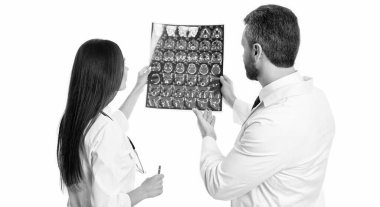 Doktor nörolog, beyaz arka planda izole edilmiş röntgene bakıyor. Doktor nörolog beyin röntgenini stüdyoda tutuyor. Doktor nörolog, röntgen taraması. Nörolojide doktor nörolog ve röntgen..