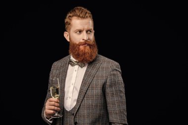 Smokinli adam tezahürat yapıyor ve siyahta izole edilmiş bir şekilde kutluyor. Smokinli adam tezahürat yapıyor ve stüdyoda kutluyor. Smokinli adam tezahürat yapıyor ve arka planda kutlama yapıyor. Smokinli adamın tezahürat yaptığı bir fotoğraf.