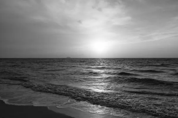 Красивое Послесветлое Небо Волнами Морской Воде — стоковое фото