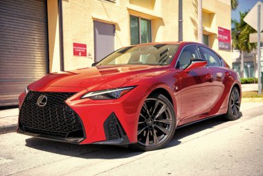 Miami Beach, Florida USA - 13 Nisan 2021: Kırmızı Lexus RC 200t, köşe açısı alçak. lüks spor araba.