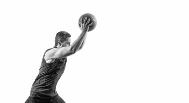 Profesyonel sporcu smaç topuyla basketbol oynar. Sporcu spor giyim sektöründe smaç basar. Sporcu, beyaz üzerine izole edilmiş smaç basketbol oynuyor. Sporcu stüdyoda smaç basar.