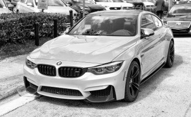 Miami Beach, Florida USA - 15 Nisan 2021: yeşil BMW M4, köşe manzaralı. Lüks spor araba..