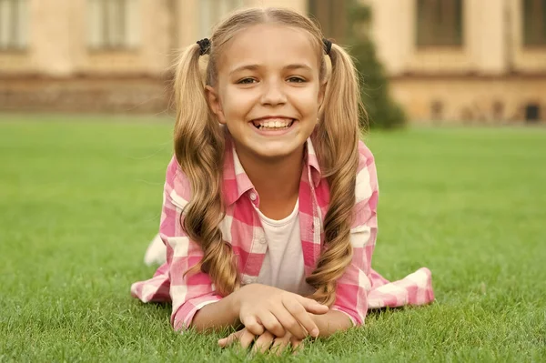Щасливий Дитячий Портрет Розслабитися Зеленій Траві Відкритому Повітрі — стокове фото