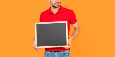 Reklam fotokopisi. Pazarlama tasarımın. Hızlı teslimat. Tahtası olan şapkalı bir adam. Adam duyuru yapıyor. Kara tahtanın arkasındaki erkek. kullanışlı bilgi için yer.