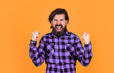 - Evet. Bıyıklı, yakışıklı, başarılı bir adam. Sarı arka planda olgun bir berber. Erkeklik ve karizma. Sıradan moda tarzı. Modern görünümlü sakallı hippi. Kuaför konsepti.