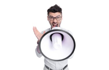 Megafon anonsuyla bir adamın seçici odağı. Megafonlu bir adam beyaz arka planda izole edilmiş. Stüdyoda megafonlu bir adam duyurdu. Adam megafonla anons yapıyor..