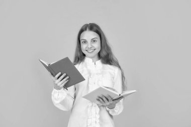 Okula dönüyorum. Çocukluk eğitimi. Bilgi günü. Çocuk defteri tut. Lise öğrencisiydim. Genç kız ödevlerini defterle yapıyor. Çalışma kitabıyla çalış. Neşeli çocuk kitabı okuyor..