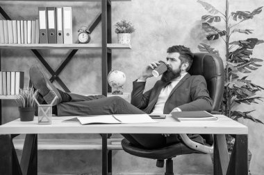 Rutine ara veriyorum. İş adamı ofiste kahve içer. Mesai arasında dinleniyorum. İşten izin al..