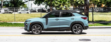 Miami Beach, Florida ABD - 15 Nisan 2021: Blue Chevrolet Trailblazer RS SUV Crossover, yan görüş.
