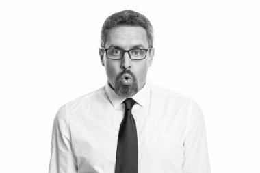 Şok olmuş adam beyazı izole etti. Stüdyoda şok oldum. Arka plandaki şok adam. Gözlüklü adamın şok olmuş fotoğrafı..