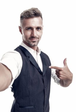 Mutlu çalışan kendini gösteren bir selfie çekiyor, beyaz noktadan izole edilmiş..