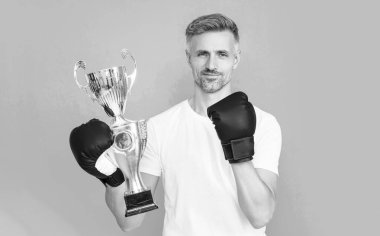 Erkek boksör şampiyon mavi renkte izole edildi. Stüdyoda boksör şampiyonu. Arka planda boksör şampiyonluğu var. Erkek boksör şampiyonunun fotoğrafı.