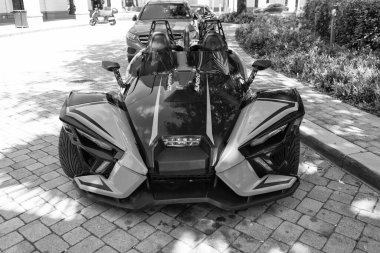 Miami Beach, Florida USA - 15 Nisan 2021: Mavi polaris sapanı, yüksek açılı. Üç tekerlekli motosiklet..