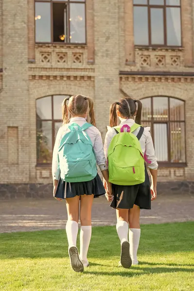 Rückansicht Von Zwei Schulkindern Mit Schulrucksack Die Gemeinsam Freien Laufen — Stockfoto