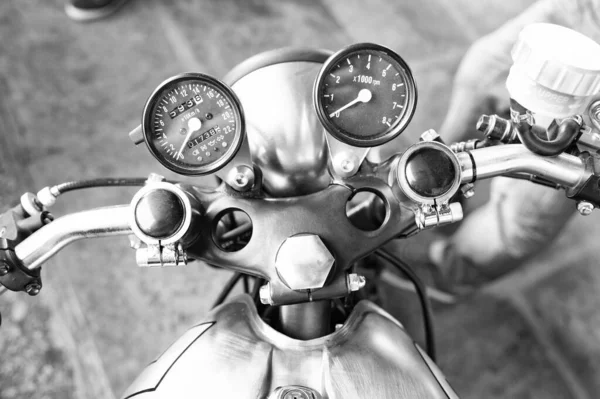 Classic Custom Metal Motorcycle Steering Wheel Handlebar Tachometer Speedometers Control — Stock Photo, Image