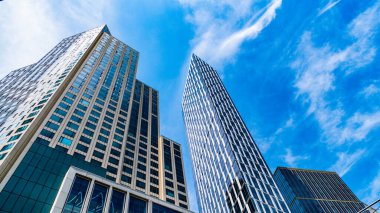 Ön cepheli bir gökdelen. Metropolis City 'deki modern bina. Metropolis City 'de bir gökdelen. Şehir merkezinde gökdelenli bir şehir. Metropolis mimarisi. Gökdelen mimarisi perspektifi.