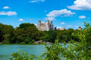 New York, ABD - 22 Temmuz 2023: New York 'taki Central Park, Manhattan' ın manzaralı havuzu ve binası.
