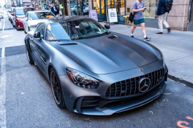 New York City, ABD - 09 Ağustos 2023: Mercedes Benz AMG GT 2018 spor araba, ön manzara.