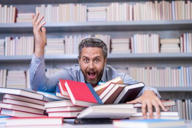 Okul kütüphanesindeki kitap kurdu ineği. Üniversite profesörü öğrenme ve öğrenme. Okul eğitimi. Okula dönüyorum. Kitaplı üniversite eğitimi. Okul öğretmeni eğitimi sever. Zeki ve zeki..