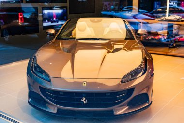 New York City, ABD - 09 Ağustos 2023 Ferrari Portofino M 2023 spor araba galeride, ön manzara.