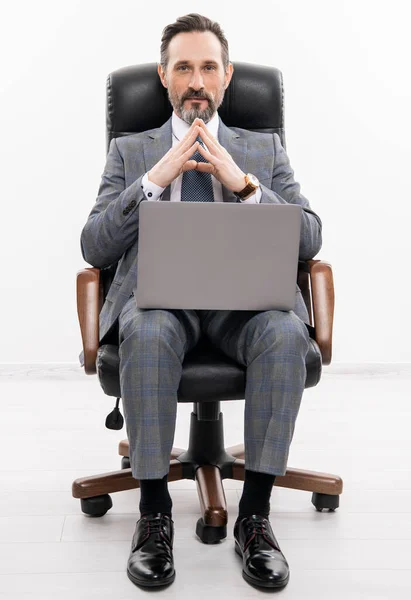 Empresário Usando Laptop Isolado Branco Freelancer Trabalhando Online Homem Tem — Fotografia de Stock