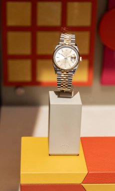 New York City, ABD - 05 Ağustos 2023: Rolex Datejust lüks İsviçre saati aksesuarı sergileniyor.