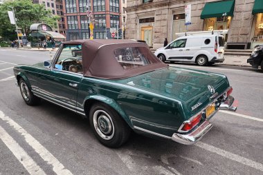 New York City, ABD - 3 Haziran 2023: Mercedes-Benz W113 iki kapılı yeşil metal yan görünüm,