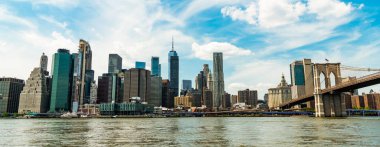 Manhattan, New York Panorama ve Brooklyn Köprüsü. New York, Manhattan şehri. Metropolitan şehrinin gökdelen manzarası. Brooklyn Köprüsü. Manhattan gökdelen mimarisi ile şehir manzarası.