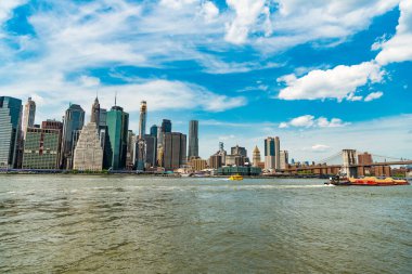 New York 'taki mimari şehir manzarası. Manhattan 'ın gökdelen silueti. New York şehir mimarisi. Manhattan 'ın gökdeleni. Şehir merkezindeki modern gökdelen manzarası. New York Şehri dönüm noktası.