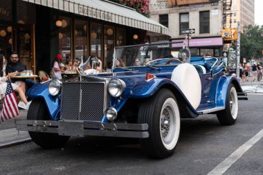 New York City, ABD - 30 Haziran 2023: Excalibur Serisi III phaeton araba ön yanal görünüm park.