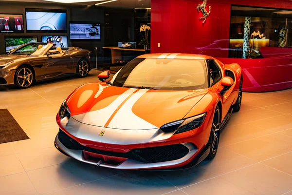 New York City, ABD - 09 Ağustos 2023: Ferrari 296 GTS 2022 sergi salonunda akort edilmiş spor araba, üst manzara.