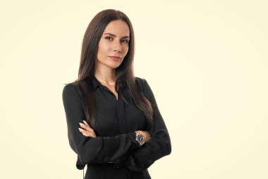 Mutlu iş kadını beyaz arka planda kopya alanı ile izole edilmiş. Kafkasyalı iş kadını stüdyoda. Siyah giyen profesyonel bir iş kadını..