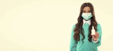 Burun spreyi sunan büyücü kız. Burun damlası olan maskeli büyücü kız beyazın üstüne izole edilmiş. Şifacı kız burun damlası tutuyor. İlaç ve sağlık. Burun spreyi olan bir kızın fotoğrafı..