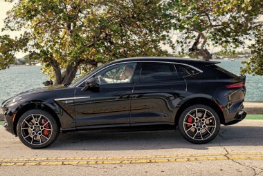 Miami Beach, Florida ABD - 15 Nisan 2021: Siyah Aston Martin Dbx, yan görüş.