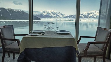 Seyahat konsepti. Buzul Körfezi Doğa Manzarası 'nda panoramik pencereli boş bir restoran kafesi. Doğal parktaki Dağ Buzulu Restoran Kafesi. Hubbard Buzul Restoran Kafesi.