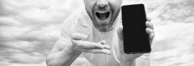 Akıllı telefon ekranını kopyalama alanı ile sunan adamın kırpılmış görünümü.