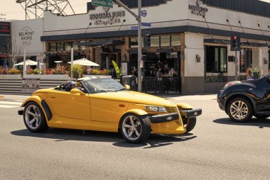 Long Beach, Kaliforniya ABD - 31 Mart 2021: Sarı Chrysler Plymouth Prowler 'ın klasik arabası.