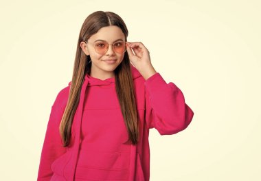 Beyaz arka planda izole edilmiş, fotokopi alanı olan modaya uygun bir genç kız. Stüdyoda son moda genç kız portresi. Pembe giyen son moda genç kızın fotoğrafı. Sonbahar tarzında modaya uyan genç kız..