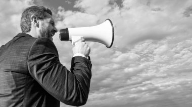 İş adamı arkaplanda hoparlörden promosyon yaptı.