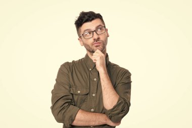 Gözlüklü profesyonel bir adam. Beyaz gömlekli profesyonel bir adam. Beyaz arka planda izole edilmiş profesyonel bir adamın portresi. Stüdyoda profesyonel erkek portresi.